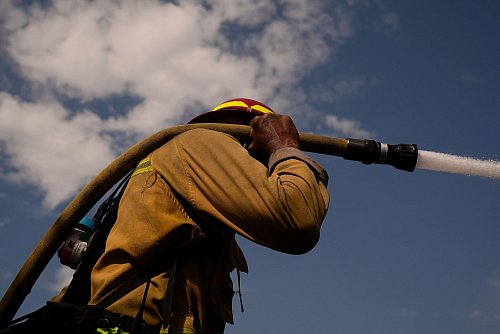 Die Flammen bedrohten mehr als 35.000 Gebäude. - © Jae C. Hong/AP/dpa