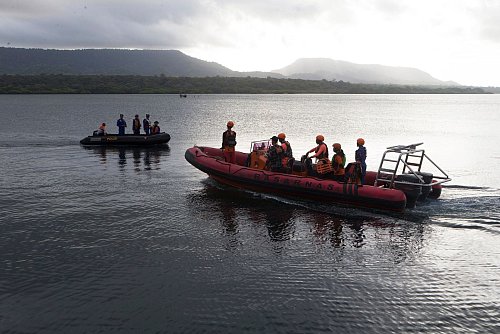 Die Einsatzkräfte hatten die Suche nach Dutzenden Vermissten am Morgen wieder aufgenommen. - © Firdia Lisnawati/AP/dpa