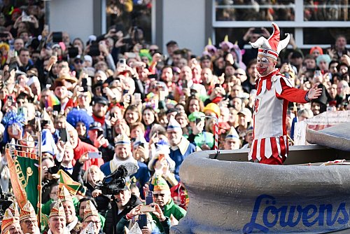 Auch der Kanzler bekam sein Fett weg: Erzschelm Hoppeditz zeigt sich angriffslustig. - © Federico Gambarini/dpa