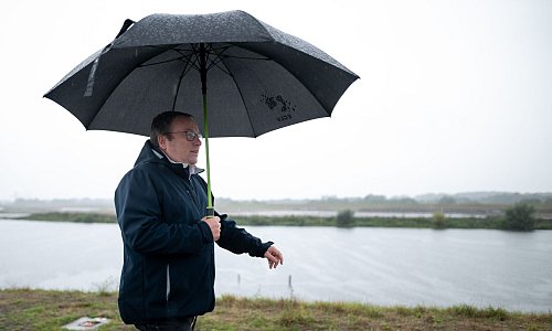 «Dieses Projekt setzt Maßstäbe für ganz Nordrhein-Westfalen», sagt Verkehrsminister Oliver Krischer (Grüne) zur neuen Lippe-Aue. - © Fabian Strauch/dpa