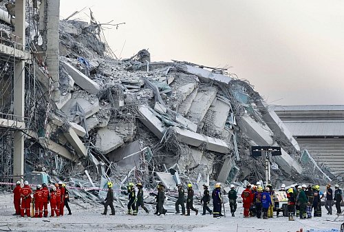 In Bangkok ist ein sich im Bau befindliches Hochhaus eingestürzt. - © Wason Wanichakorn/AP/dpa