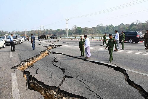 Militärchef Min Aung Hlaing inspiziert in Myanmar eine stark beschädigte Straße. - © Uncredited/The Myanmar Military True News Information Team/AP/dpa