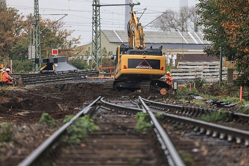Eine Herausforderung für Ingenieure und Bauarbeiter ist die Überquerung des Wesel-Datteln-Kanals - auf drei Kilometern Länge müssen dafür die Gleise angehoben werden. (Archivbild) - © Oliver Berg/dpa