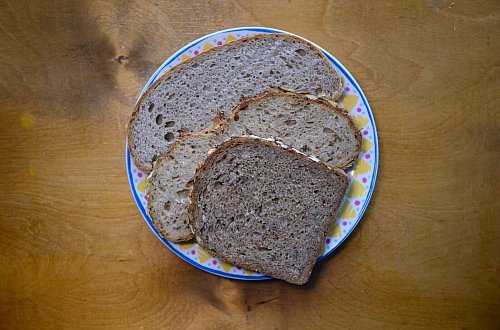 Deutschlands Stolz ist die Brotvielfalt - hier zum Beispiel Kürbiskernbrot, Vollkornbrot und Mischbrot. (Symbolbild) - © Robert Michael/dpa