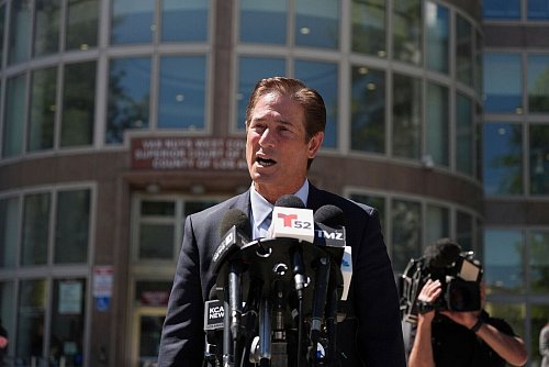 Bezirksstaatsanwalt Nathan Hochman ist gegen die Freilassung der Brüder. - © Jae C. Hong/AP/dpa