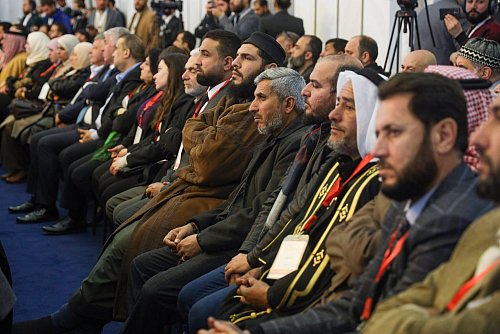Wie es in Syrien - hier Teilnehmer an einer Konferenz für nationalen Dialog - nach dem Sturz von Langzeitmachthaber Baschar al-Assad weitergeht, ist offen. - © Omar Albam/AP/dpa
