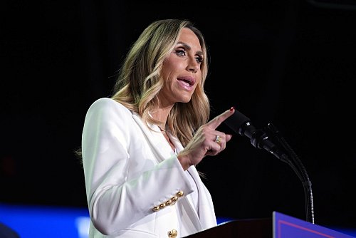 Auch Trumps Schwiegertochter Lara fällt auf. (Archivbild) - © Evan Vucci/AP/dpa