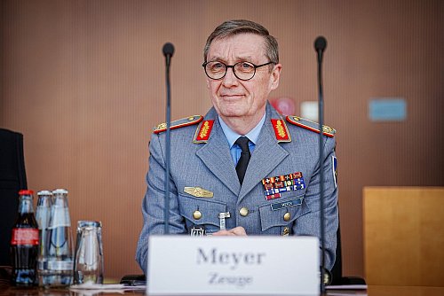 Der letzte Kommandeur der Bundeswehr in Afghanistan, Brigadegeneral Ansgar Meyer, hat dem früheren Außenminister Heiko Maas (SPD) vier Monate vor der chaotischen Evakuierung aus Afghanistan wenig Hoffnung auf eine stabile Lage in dem Land nach dem Abzug der ausländischen Truppen gemacht. In einem Lagevortrag für Maas im April 2021 habe er auf die "sehr kritische Sicherheitslage" und die geringe Durchhaltefähigkeit der afghanischen Sicherheitskräfte hingewiesen, bestätigte Meyer bei seiner Vernehmung als Zeuge im Untersuchungsausschuss. - © Kay Nietfeld/dpa
