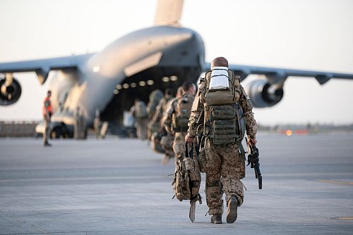 Die Bundeswehr hatte Afghanistan im Juni 2021 schneller als ursprünglich geplant verlassen. Sie folgte zeitlichen Vorgaben der USA. Im August 2021, als die Taliban - praktisch ohne Gegenwehr - Kabul einnahmen, beteiligte sich Deutschland an einem internationalen militärischen Evakuierungseinsatz. (Archivfoto) - © Torsten Kraatz/Bundeswehr/dpa