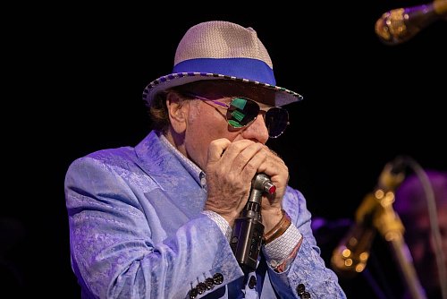 Bei seinen Konzerten, wie hier beim Montreux Jazz Festival 2022, sagt Van Morrison kaum etwas und lässt die Musik sprechen. (Archivbild) - © Simon Becker/Le Pictorium Agency via ZUMA/dpa