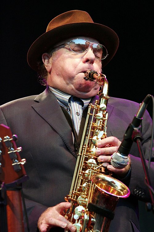 Van Morrison ist auch ein versierter Saxofonist - hier bei einem Konzert in Freiburg 2007. (Archivbild) - © picture alliance / dpa