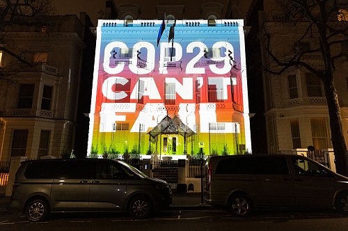 Botschaft von Klimaaktivisten aus London nach Baku: Die COP20 dürfe nicht scheitern. - © Lee Mills/ FOR GREEN NEW DEAL RISING/AP/dpa