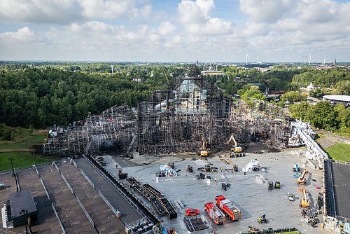 Das Bühnenmaterial bestand zu einem großen Teil aus Holz und konnte deshalb leicht brennen. - © Stringer/Belga/dpa
