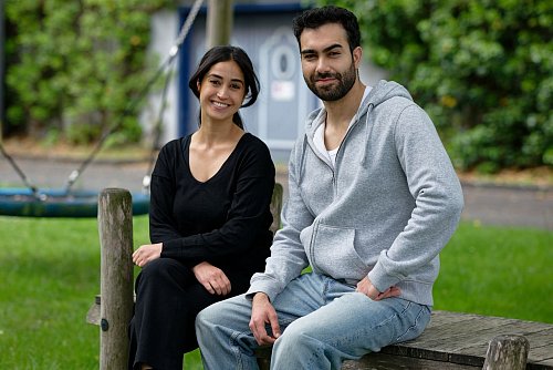 Vor der Kamera sind Özge Delioglan und Metehan Demiröz Geschwister - dahinter befreundete Kollegen. - © Henning Kaiser/dpa