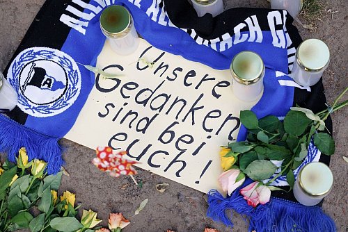 Unter den Opfern sollen Fußballfans gewesen sein. (Archivbild) - © Friso Gentsch/dpa