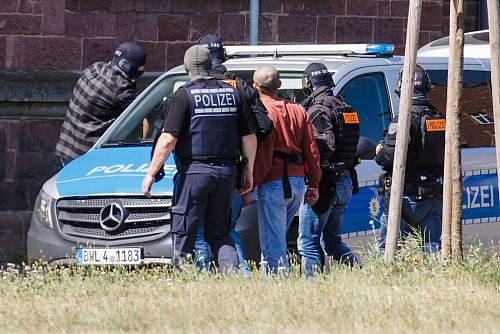 Der Syrer soll vier Personen lebensgefährlich mit einem Messer verletzt haben. - © Philipp von Ditfurth/dpa