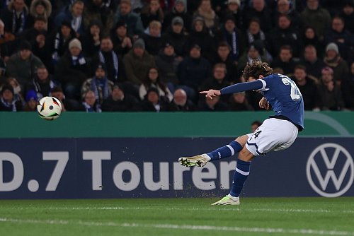 Traumtor aus der Distanz: Christopher Lannert trifft zum 1:0 für Bielefeld. - © Friso Gentsch/dpa