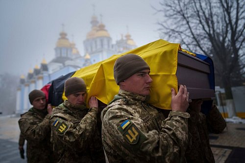 Auch die Ukraine beklagt hohe Verluste im Krieg. (Archivbild) - © Evgeniy Maloletka/AP/dpa