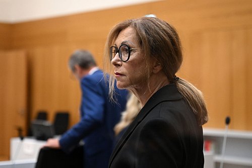 Die Familie von Rouven Laur, hier die Mutter Petra Laur, hatte auch eine Sicherungsverwahrung für den Angeklagten beantragt. - © Marijan Murat/dpa