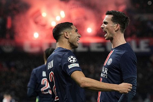 Die PSG-Torschützen Fabian Ruiz (rechts) und Achraf Hakimi. - © Aurelien Morissard/AP/dpa
