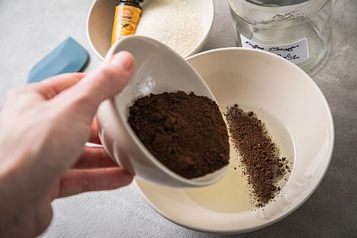 Kaffeesatz und Zucker in das flüssige Kokosfett geben. - © Christin Klose/dpa-tmn