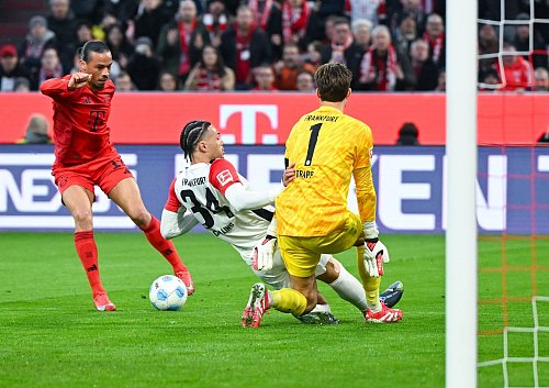 Oft in Aktion: Leroy Sané (l), rechts Frankfurts Torwart Kevin Trapp. - © Sven Hoppe/dpa