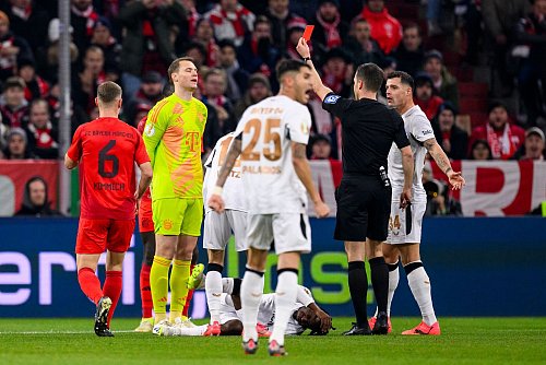 Schlüsselszene im Pokal-Duell: Bayern-Torwart Manuel Neuer sieht die Rote Karte nach einem Foul außerhalb des Strafraums. - © Tom Weller/dpa