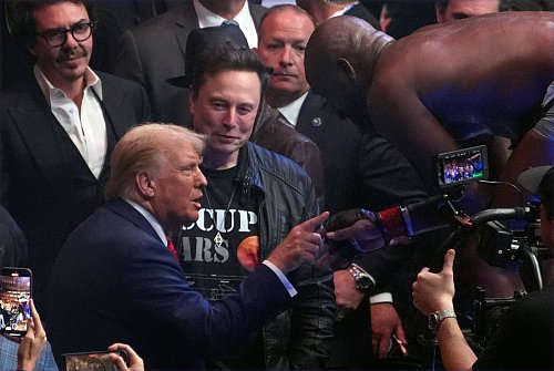 Donald Trump spricht mit UFC-Kämpfer Jon Jones, der seinen Sieg mit dem sogenannten Trump-Tanz feierte. - © Evan Vucci/AP/dpa