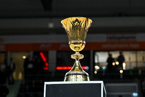 Goldener Glanz: Der WM-Pokal war in Neu-Ulm zu sehen. - © Harry Langer/dpa