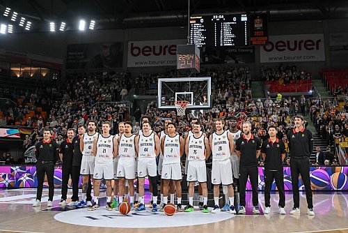 Das deutsche Team mit einigen Veränderungen. - © Harry Langer/dpa