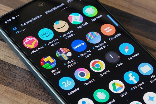 Das Poco M7 kommt mit einem wirklich anständigen, hellen OLED-Display - leider aber auch mit vielen vorinstallierten Apps, die man möglicherweise nicht braucht. - © Coman Hamilton/dpa-tmn