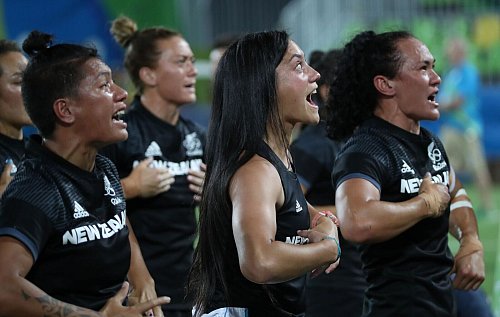 Auch die Rugby-Nationalmannschaft der Frauen ist für ihren Haka bekannt. (Archivbild) - © Friso Gentsch/dpa