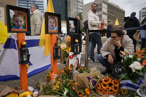 Kfir war zum Zeitpunkt seiner Entführung und seines Todes noch ein Baby, sein Bruder Ariel vier Jahre alt. - © Oded Balilty/AP/dpa
