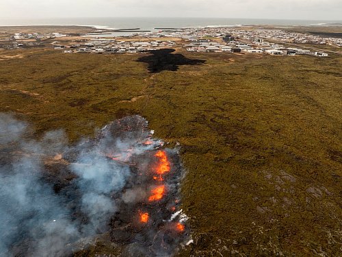 Es gibt Sorgen, inwieweit die Lavamassen dem Ort fernbleiben. - © Marco di Marco/AP/dpa