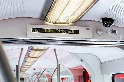 Auch in S-Bahnen sind Kameras bereits ein vertrautes Bild. - © Smilla Dankert/go.Rheinland/dpa