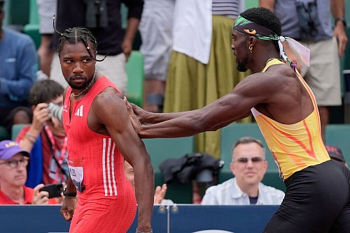 Nach dem Zieleinlauf gerieten Noah Lyles (l) und Kenny Bednarek (r) aneinander. - © Ashley Landis/AP/dpa