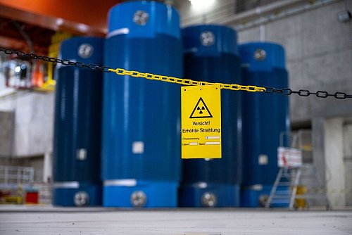 «Vorsicht - Erhöhte Strahlung»: Seit 1992 werden im Zwischenlager Ahaus ausgediente Brennelemente aus Atomkraftwerken und Forschungsreaktoren aufbewahrt. - © Guido Kirchner/dpa