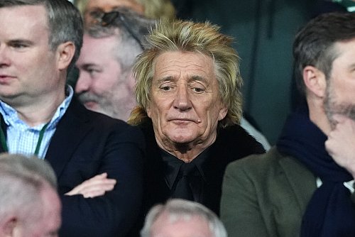Rod Stewart war als prominenter Unterstützer von Glasgow im Stadion. - © Andrew Milligan/PA Wire/dpa