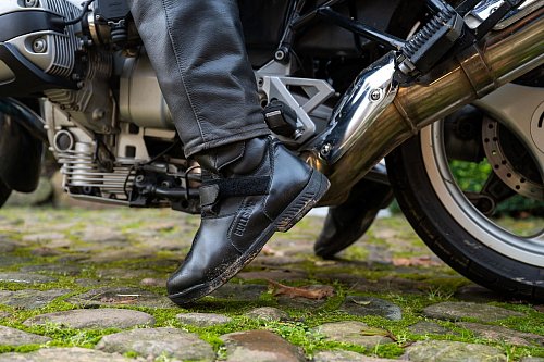 Den Füßen zuliebe: Optimalen Schutz bieten spezielle Schuhe und Stiefel für Motorradfahrer. - © Benjamin Nolte/dpa-tmn