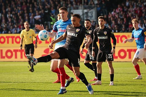 Stuttgarts Jamie Leweling behauptet den Ball gegen den Kieler Marko Ivezic. - © Christian Charisius/dpa