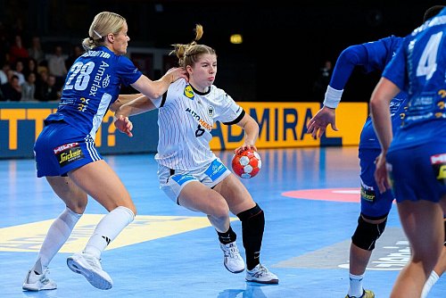 Trumpft bei der EM unbekümmert auf: Rückraumspielerin Nina Engel. - © Marco Wolf/dpa