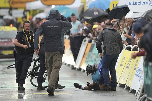 Der Störer liegt auf dem Asphalt, nachdem er von Sicherheitskräften aufgehalten wurde. - © Thibault Camus/AP/dpa