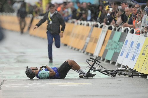 Zu dem Vorfall kam es vor dem Ende der Tour-Etappe. - © Thibault Camus/AP/dpa