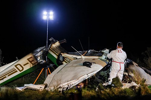 Beim Absturz einer Cessna-Absturz sind zwei Menschen gestorben. - © Christoph Reichwein/dpa