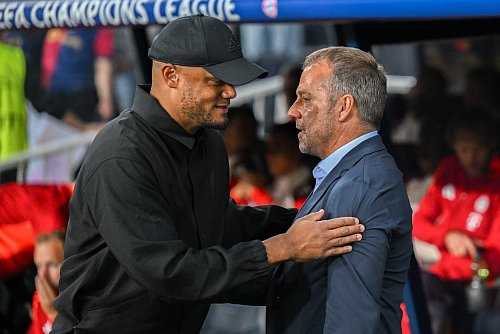 Verlierer Vincent Kompany (l) und Sieger Hans Flick (r). - © Sven Hoppe/dpa
