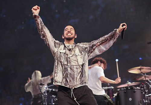 Mike Shinoda begrüßte die Fans schon vor dem ersten Song. - © Christian Charisius/dpa