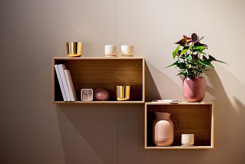 Pflanzen, Bücher und kleine Vasen im Regal kombinieren - das lockert die Raumgestaltung auf. - © Franziska Gabbert/dpa-tmn