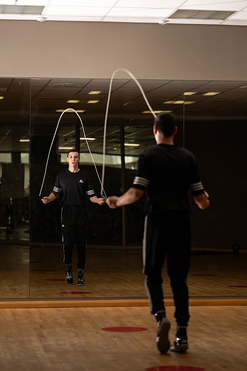 In einem Berliner Fitnessstudio bringt sich Rolle in Form. - © Sebastian Christoph Gollnow/dpa