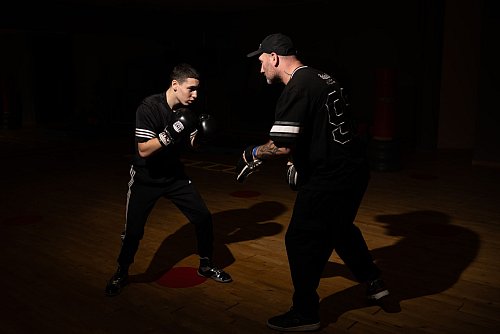 Papa Robert (r.) ist Vorbild und Trainer. - © Sebastian Christoph Gollnow/dpa