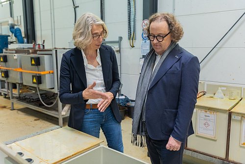 Ohne Zinkbeschichtung würden im Alltag viele Stahlbauwerke und Gegenstände durch Kontakt mit Sauerstoff aus der Luft rosten. - © Markus Große Ophoff/DBU/dpa